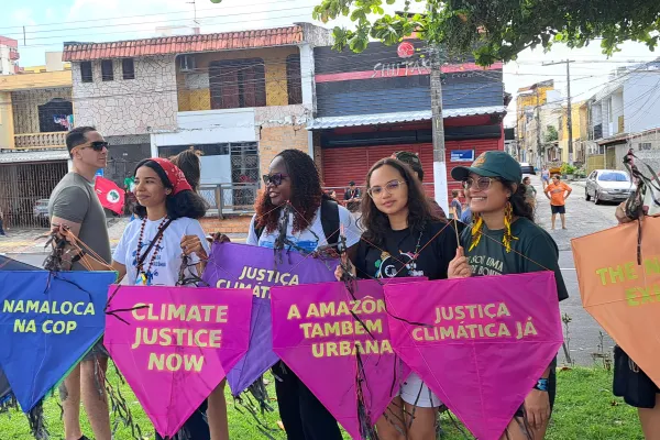 Fünf Frauen halten Transparente hoch mit der Forderung nach Klimagerechtigkeit